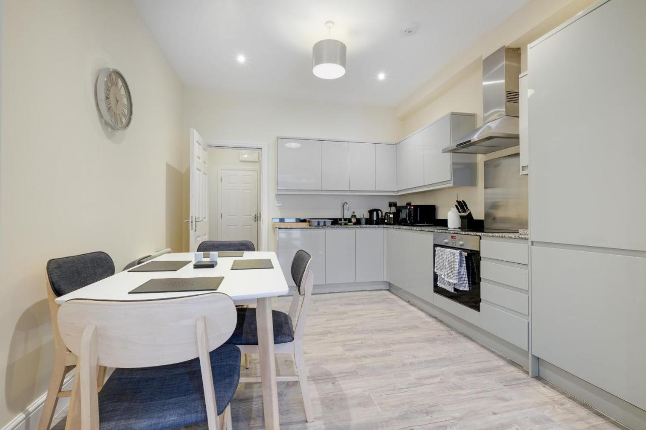 The Norfolk - Comfortable 1 Bedroom Apts With Parking, Maidenhead By 360Stays Bagian luar foto